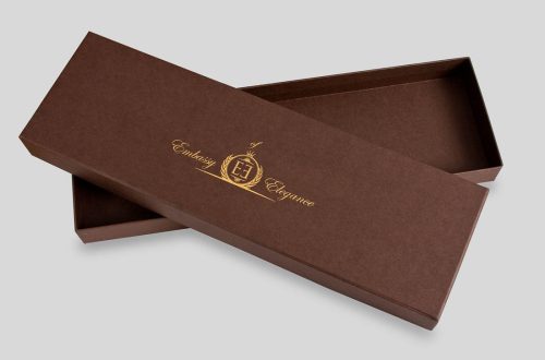 otwarte eleganckie brązowe pudełko dwuczęściowe ze złotym logo