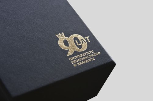 zbliżenie na złote logo na eleganckim czarnym pudełku